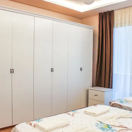 Botanical Breeze Apartment